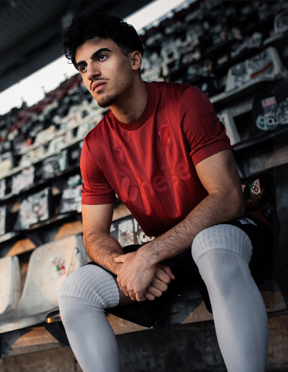 Hannover 96 lança camisa de 130 anos