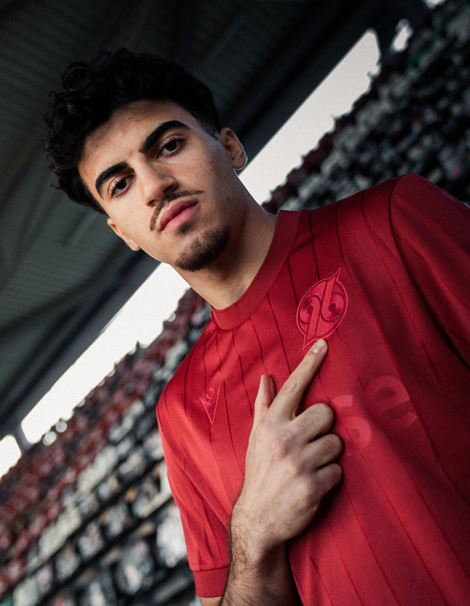 Hannover 96 lança camisa de 130 anos