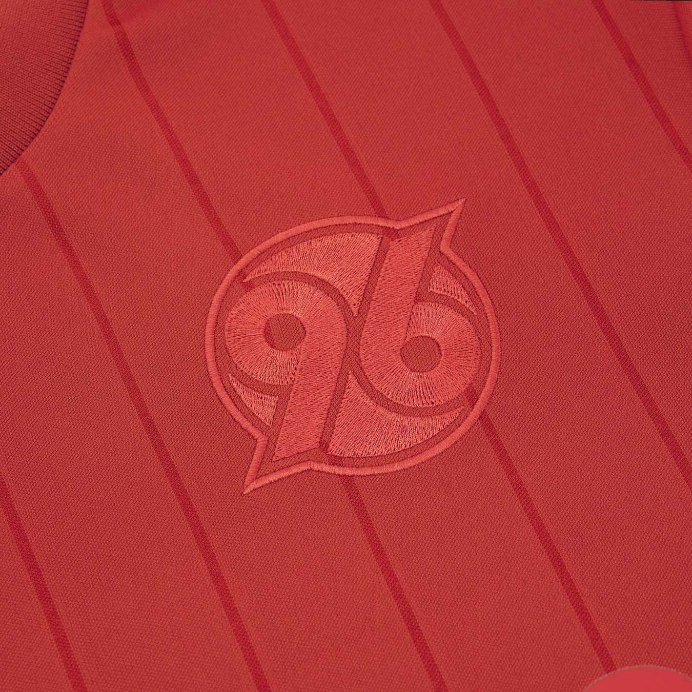 Hannover 96 lança camisa de 130 anos