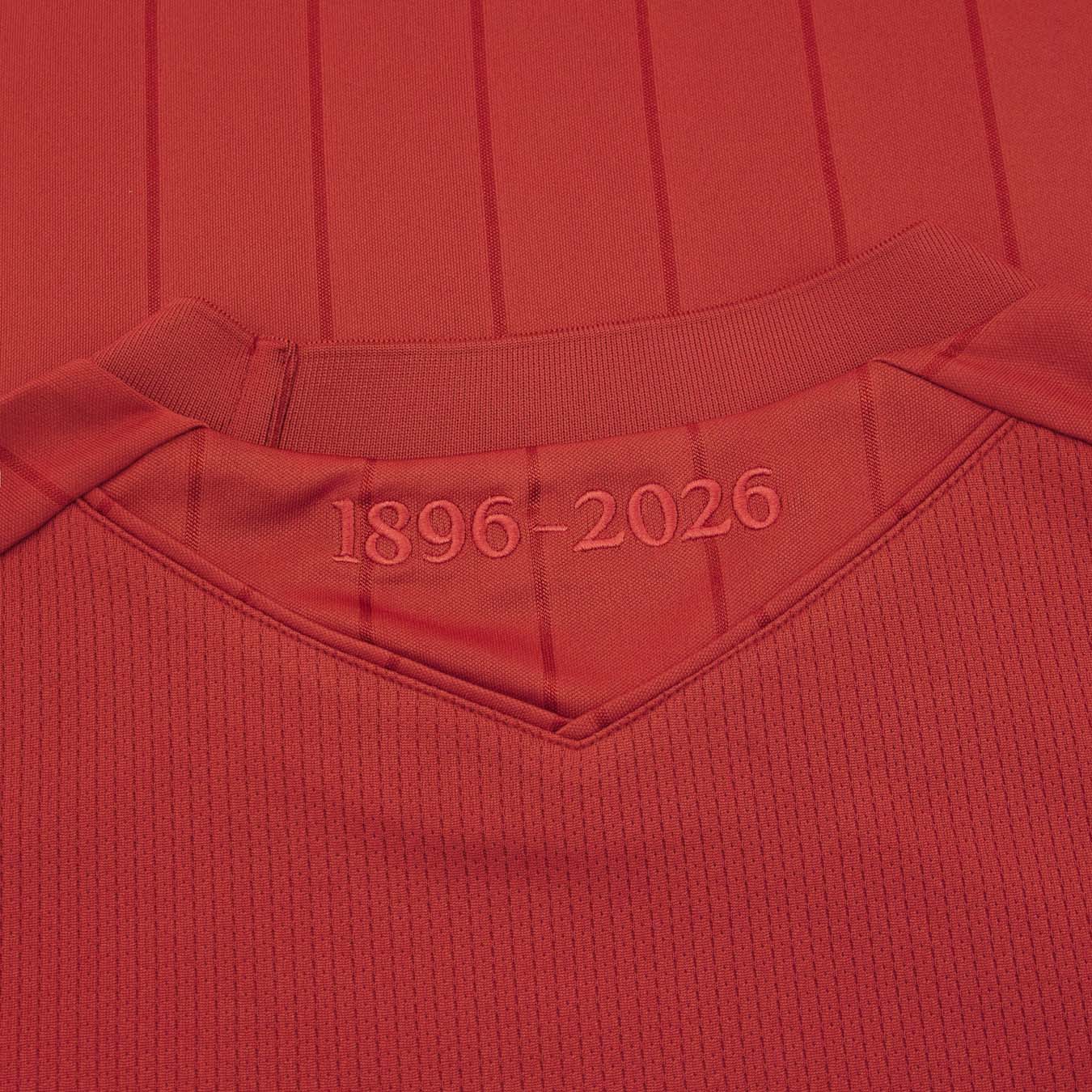 Hannover 96 lança camisa de 130 anos