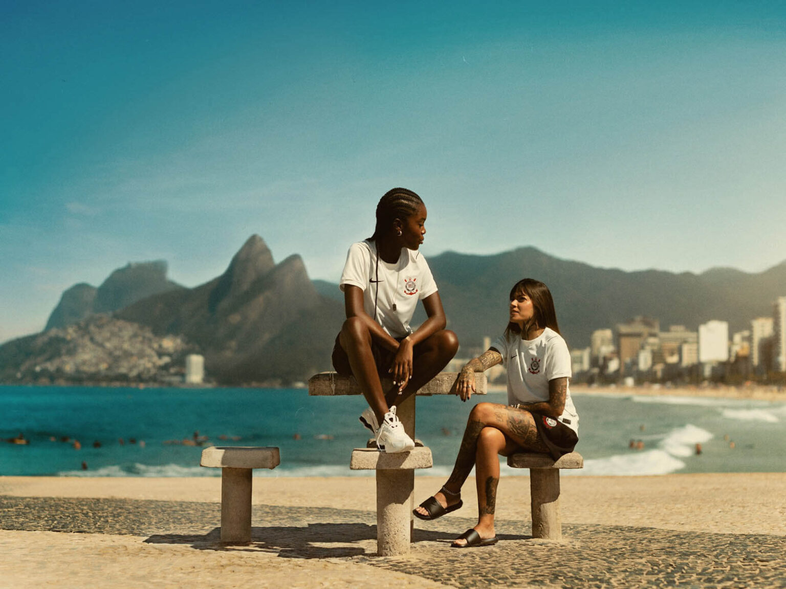Modelo vestindo a Nova Camisa do Corinthians Feminina Branca 2026/27 Torcedora Nike, com escudo do Tim&atilde;o no peito e design inspirado na Invas&atilde;o de 77