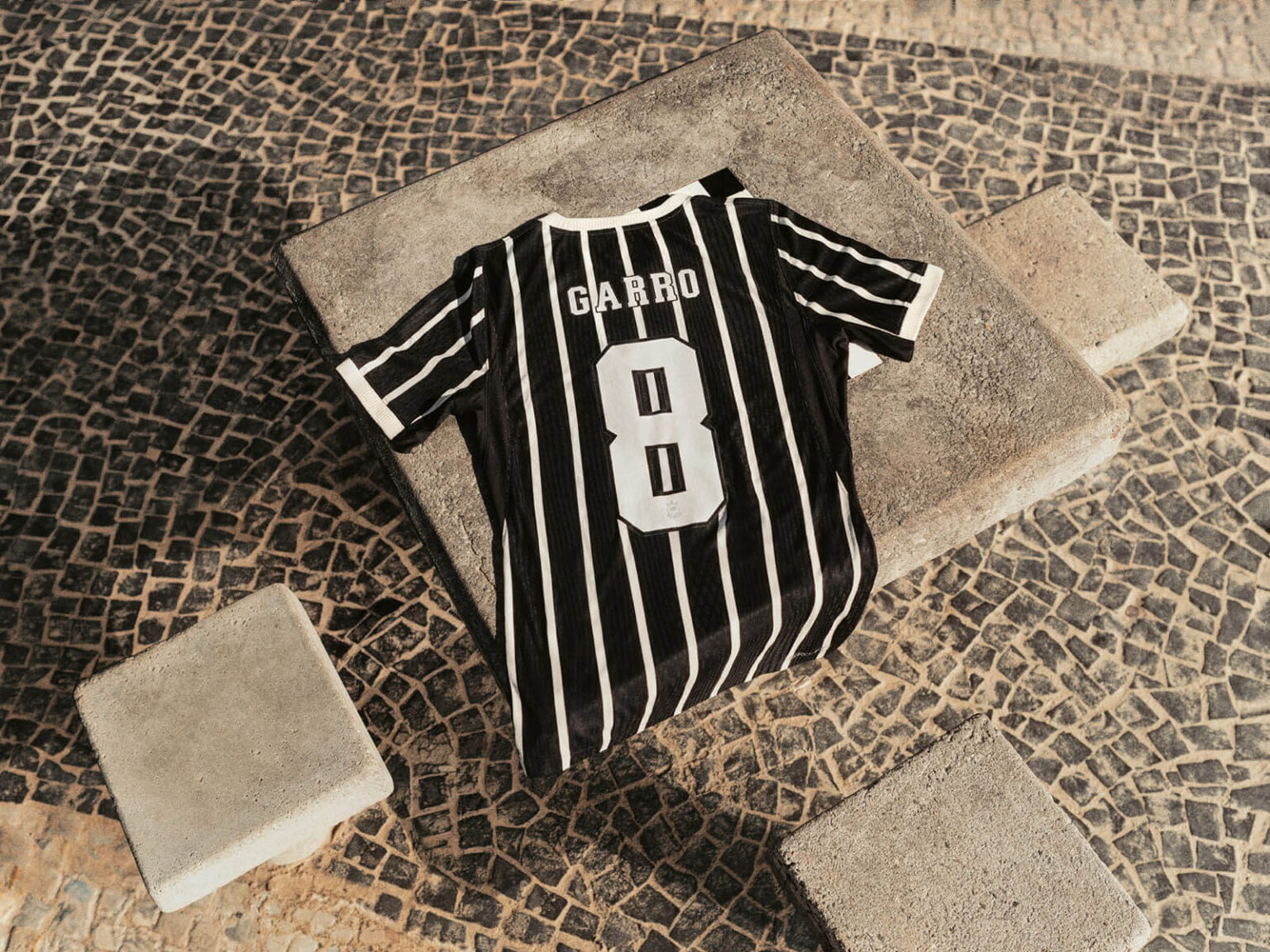 Costas da Camisa Corinthians 2026 2027 preta e branca Nike homenagem aos 50 anos da Invasão Corinthiana