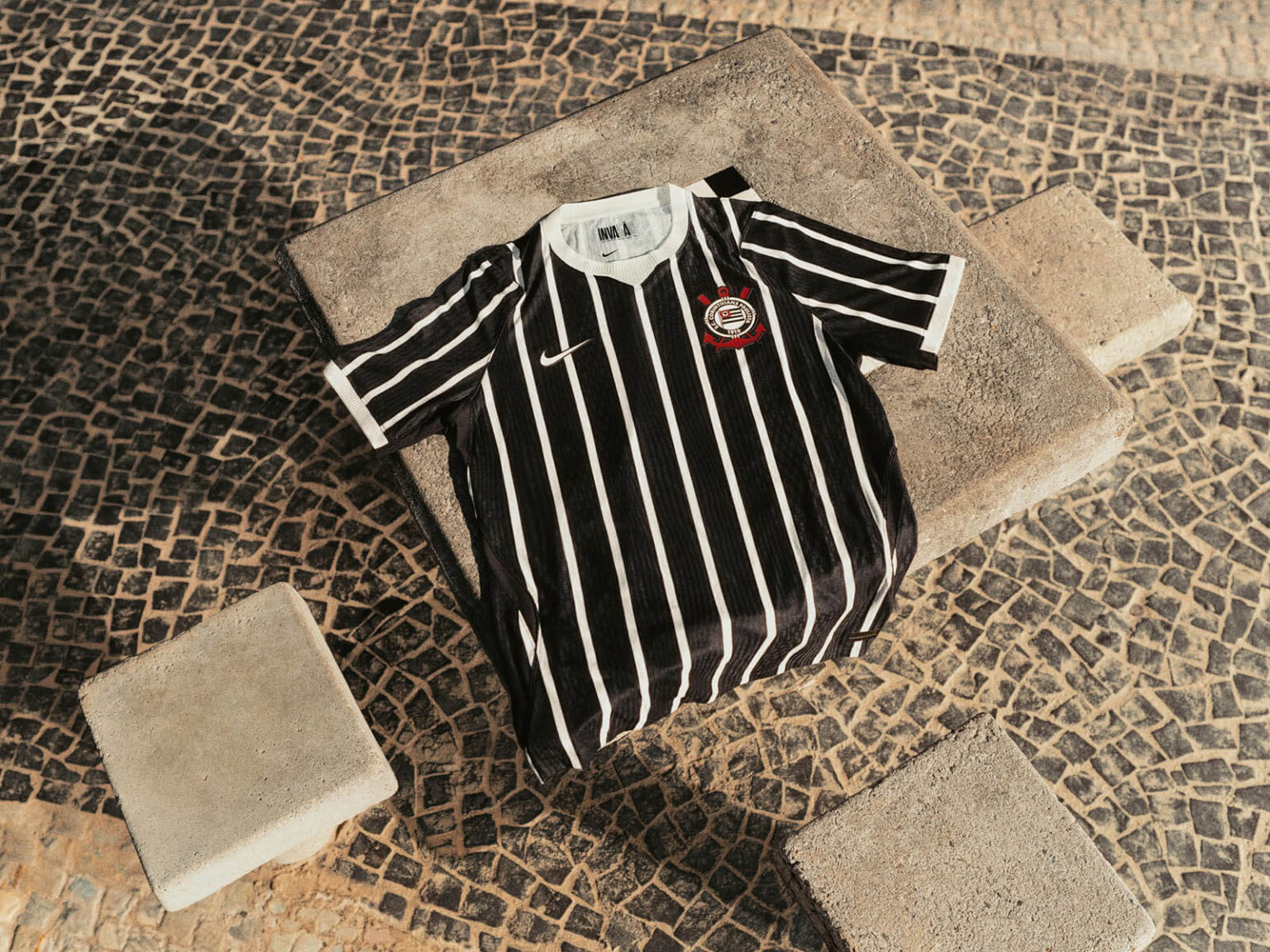 Camisa Corinthians 2026 2027 preta e branca listrada Nike frente Invas&atilde;o Corinthiana 1976