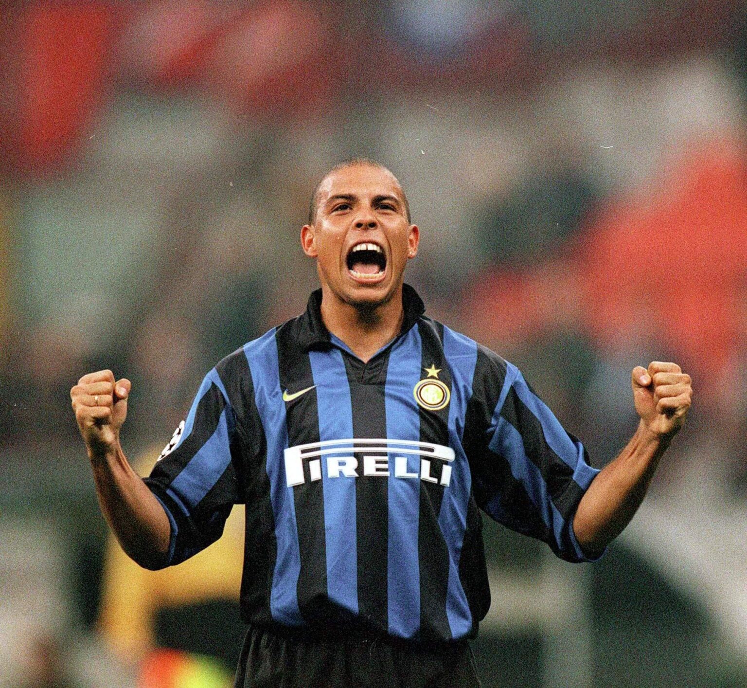 Ronaldo Fen&ocirc;meno vestindo a Camisa da Inter de Mil&atilde;o de 1998, inspira&ccedil;&atilde;o para o novo uniforme de 2026