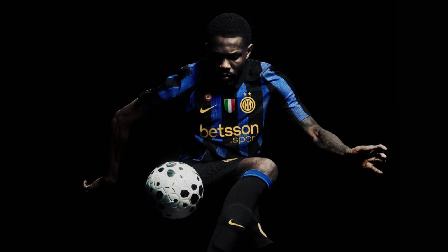 Jogador vestindo a Nova Camisa da Inter de Mil&atilde;o Titular 2026/27 Preto e Azul desenvolvida pela Nike
