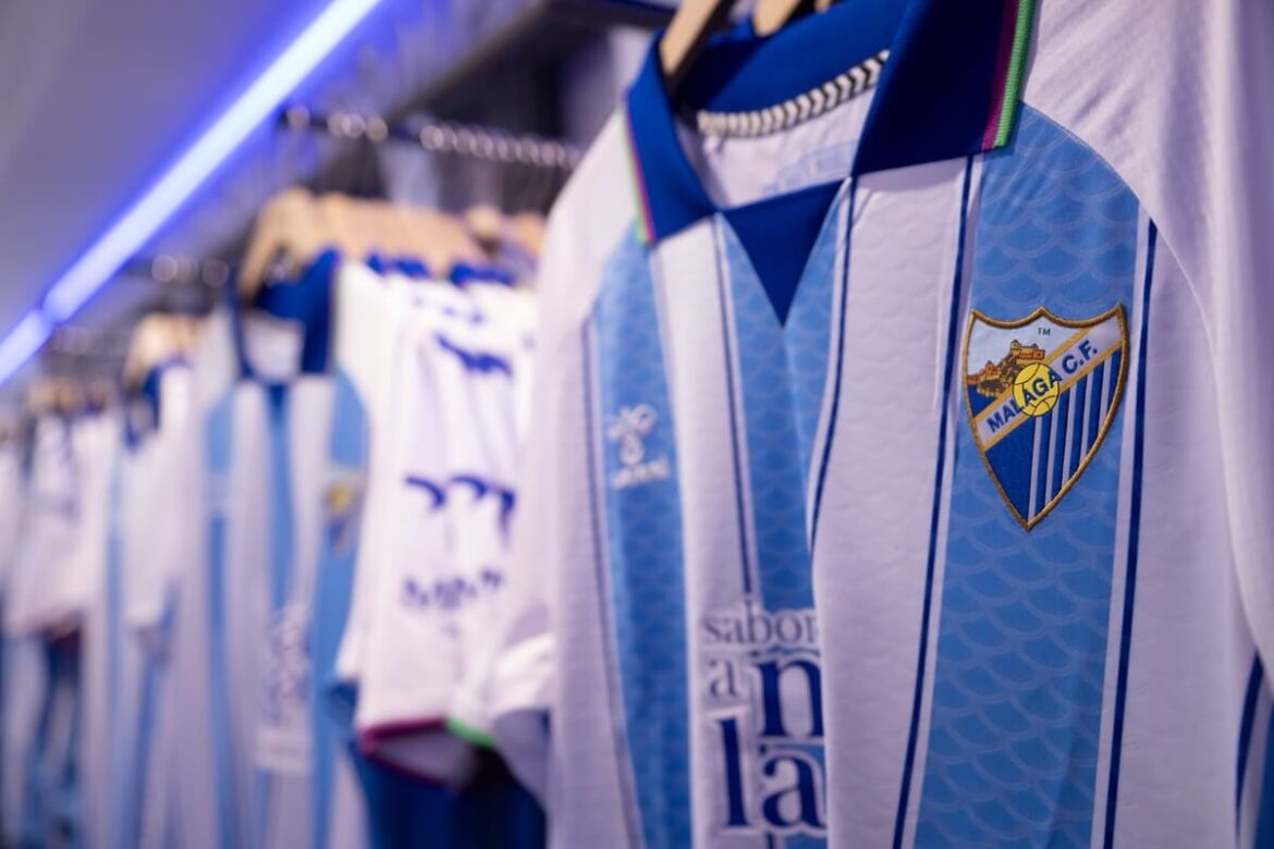 camisa titular malaga 2026-2027 hummel