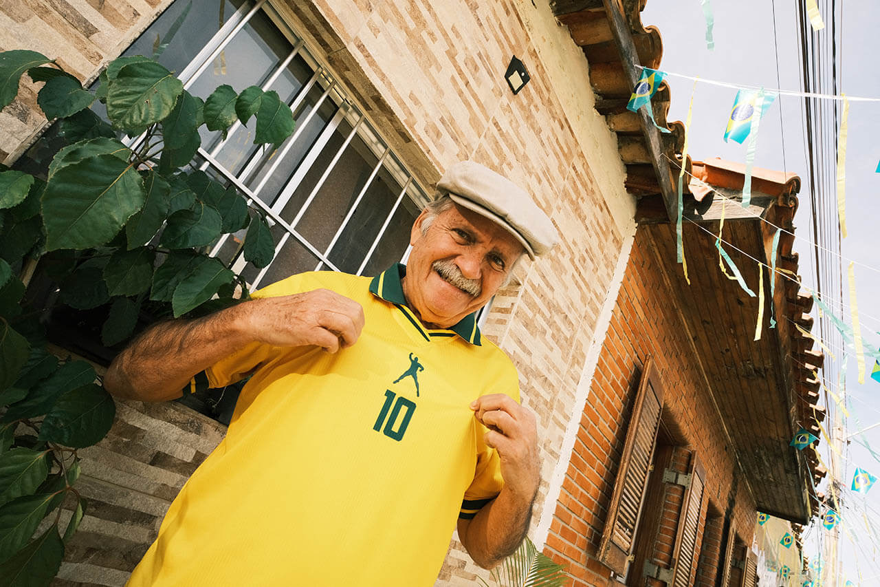 Athleta e Pelé apresentam coleção especial que celebra o legado do Rei do Futebol