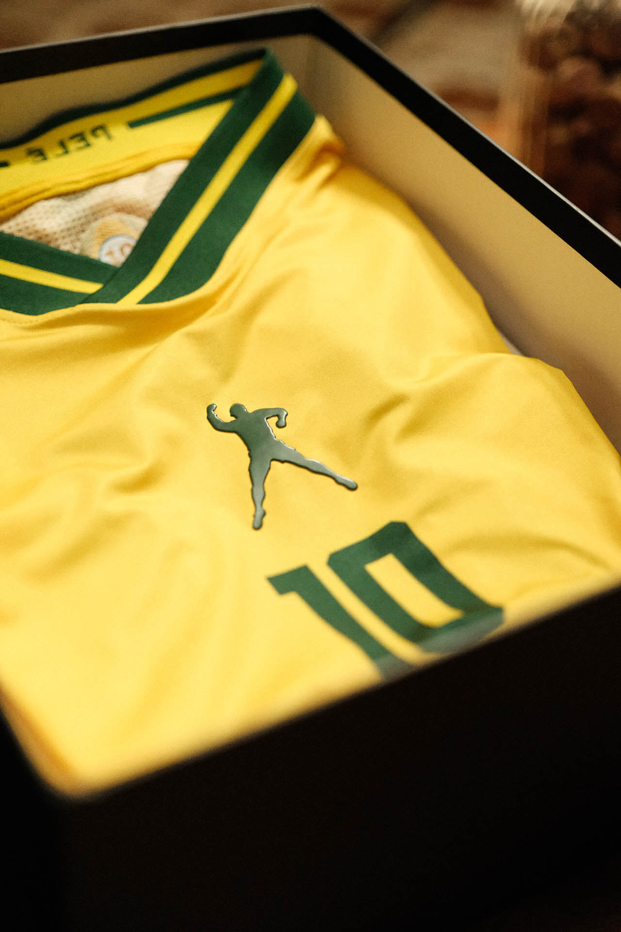 Athleta e Pelé apresentam coleção especial que celebra o legado do Rei do Futebol