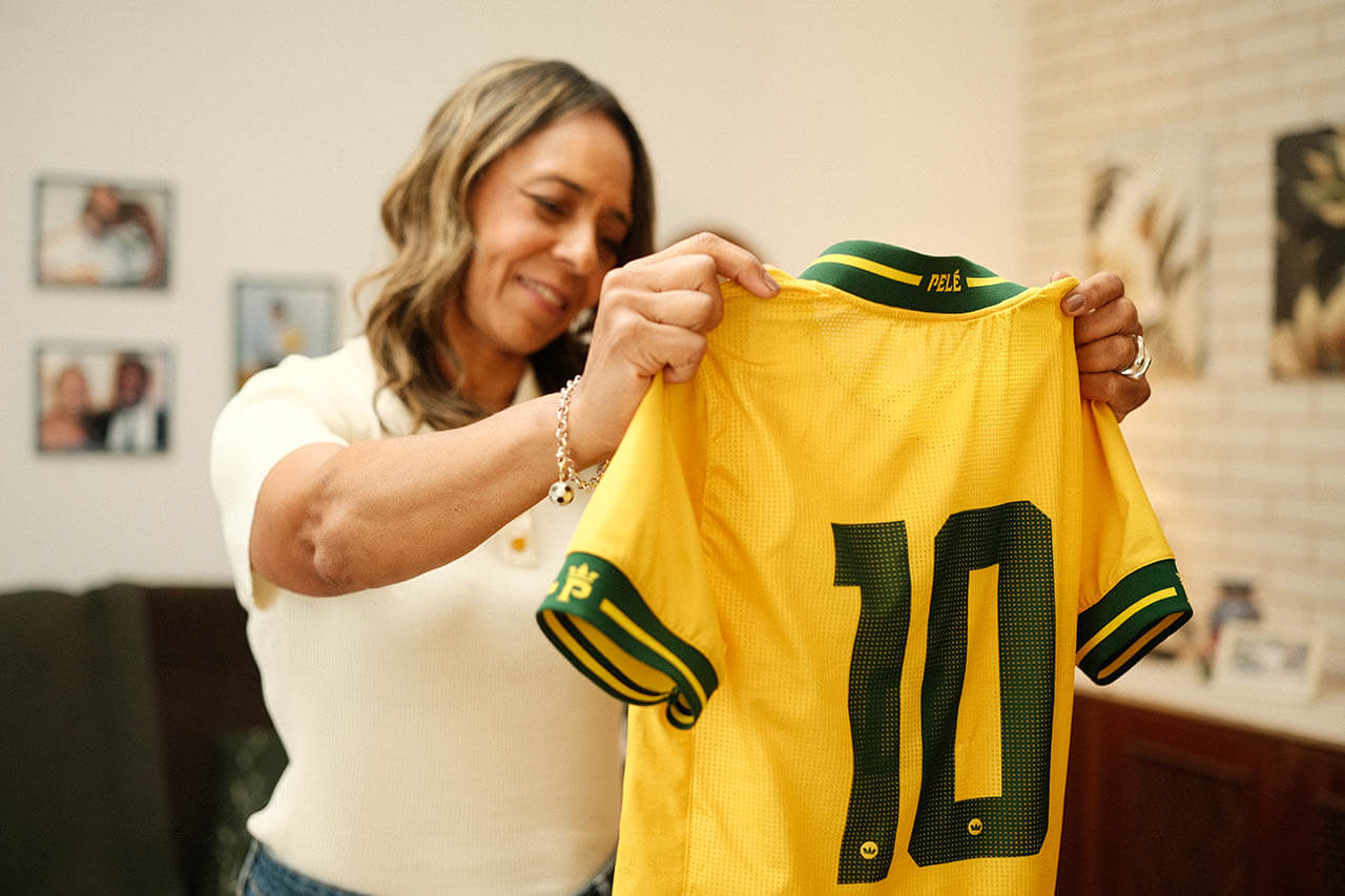 Athleta e Pelé apresentam coleção especial que celebra o legado do Rei do Futebol