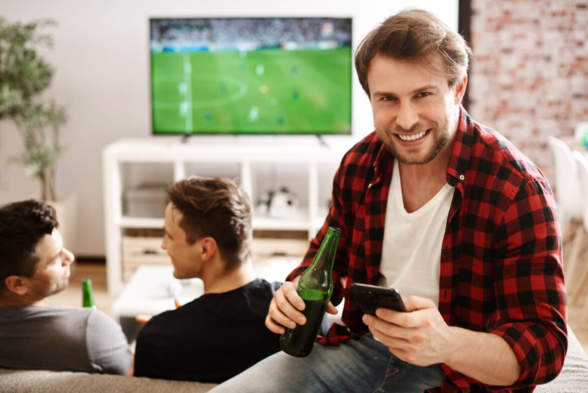 Assistindo futebol e apostando