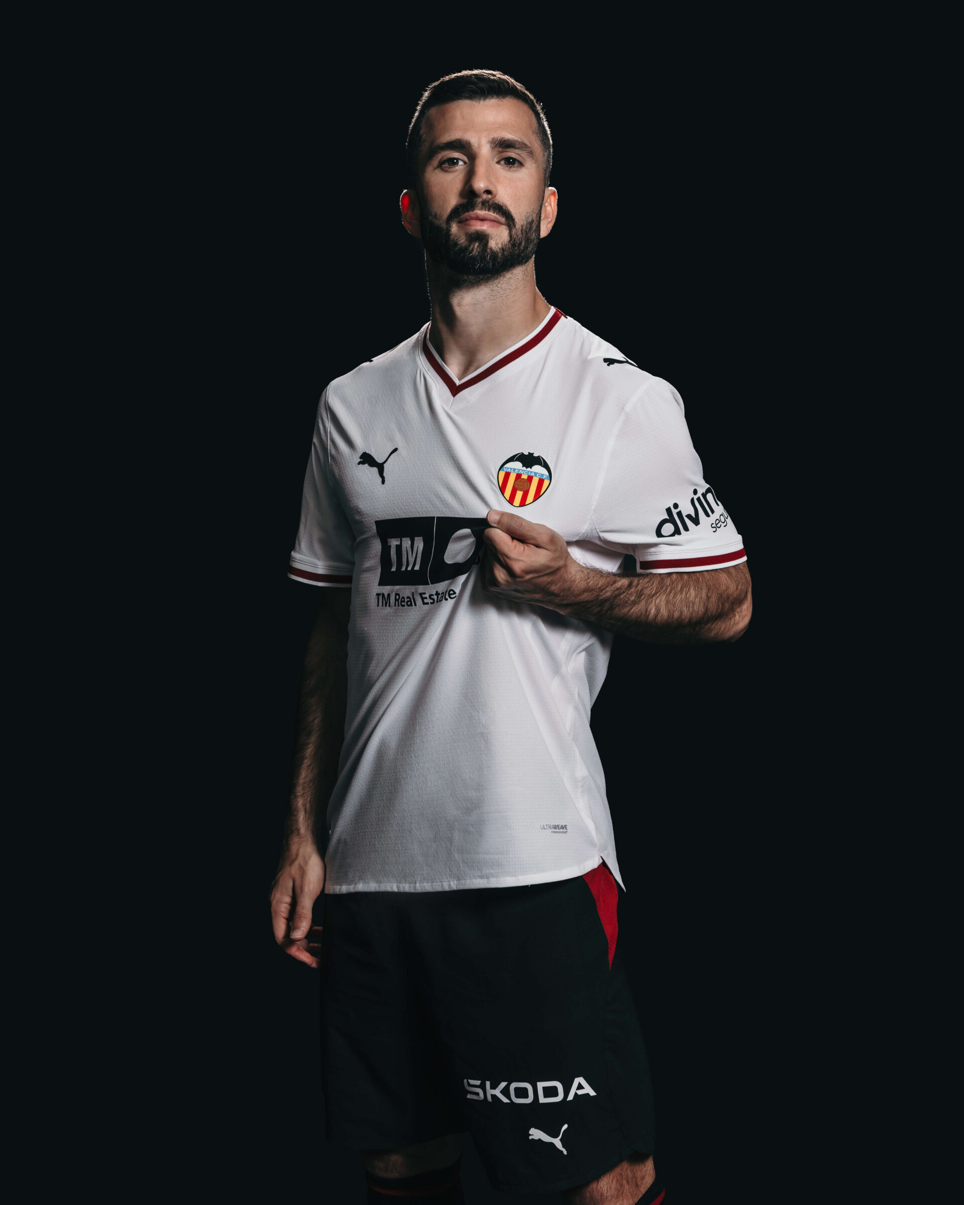 Modelo usando Camisa Valencia 2026 2027 PUMA branca masculina titular