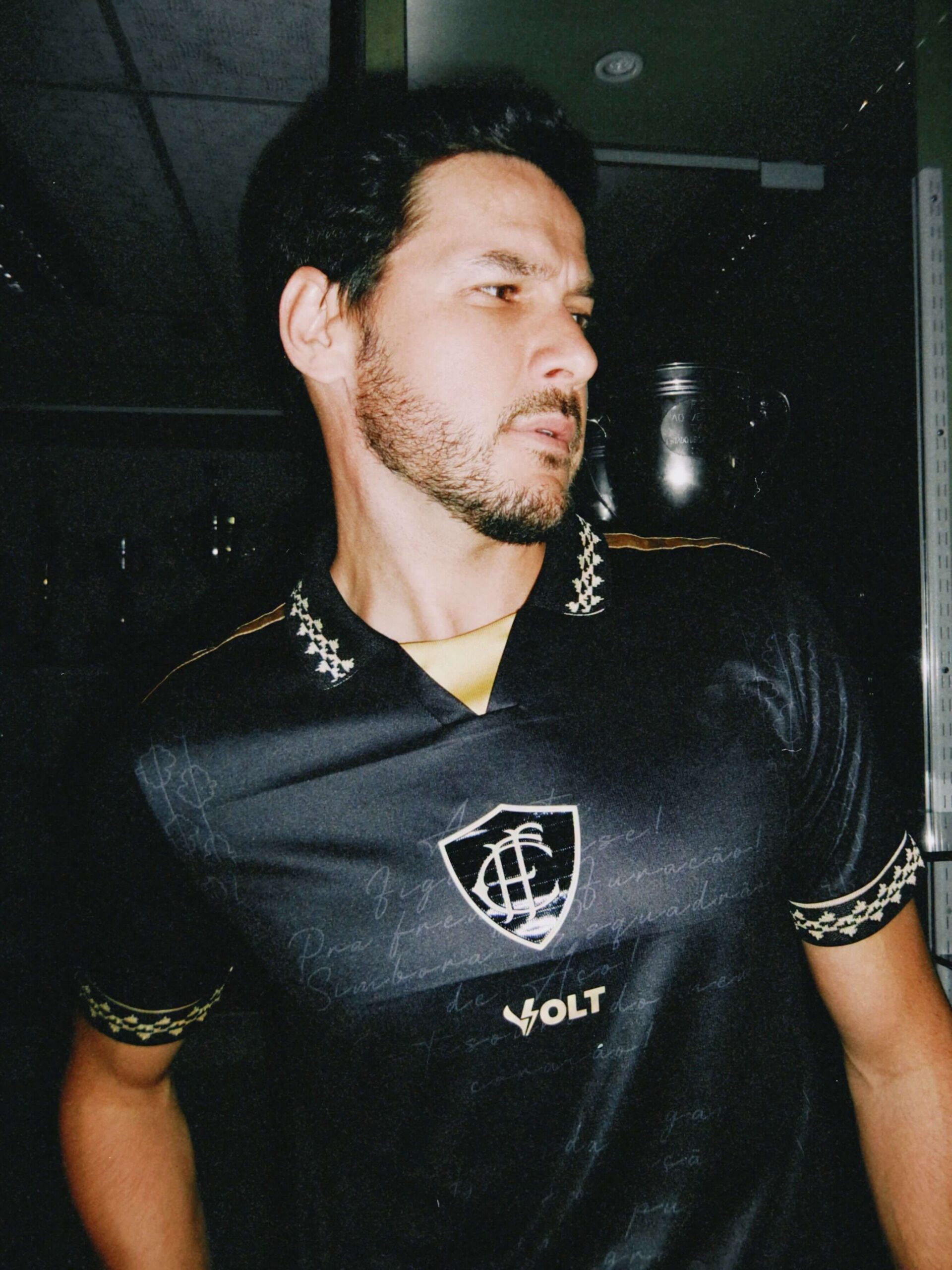 Camisa comemorativa já está à venda
A nova terceira camisa do Figueirense para a temporada 2026-2027 já pode ser adquirida pelos torcedores. O modelo comemorativo está disponível desde este sábado, 8 de agosto, nas lojas físicas oficiais do clube e também na loja virtual da Volt Sport.
Terceira camisa do Figueirense 2026-2027 Volt