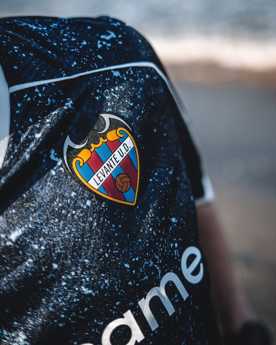 Quarta camisa do Levante UD 2026-2027 Macron