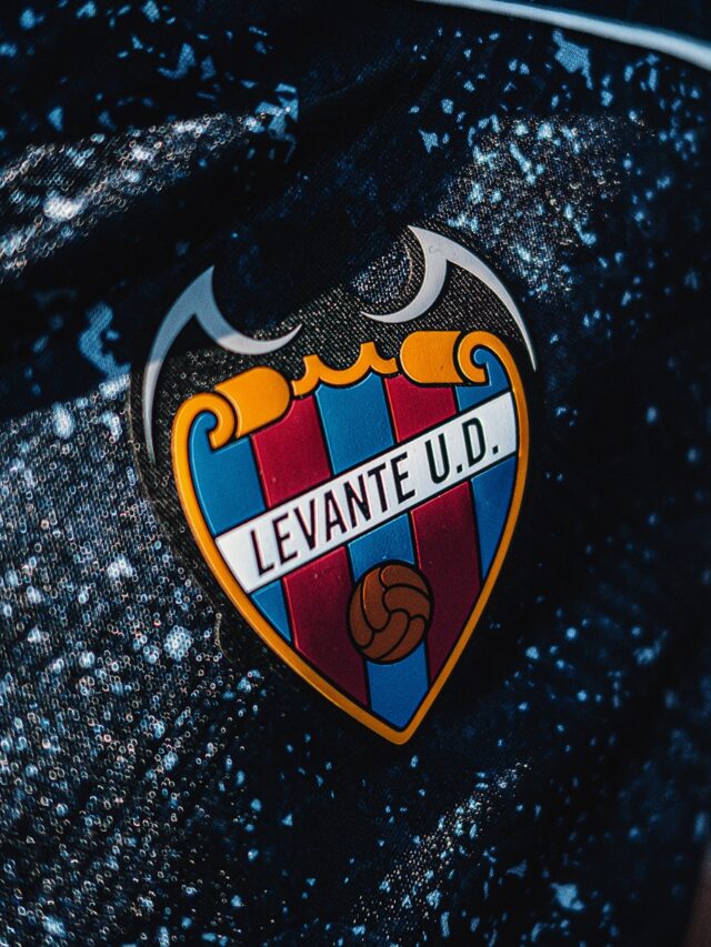 Quarta camisa do Levante UD 2026-2027 Macron
