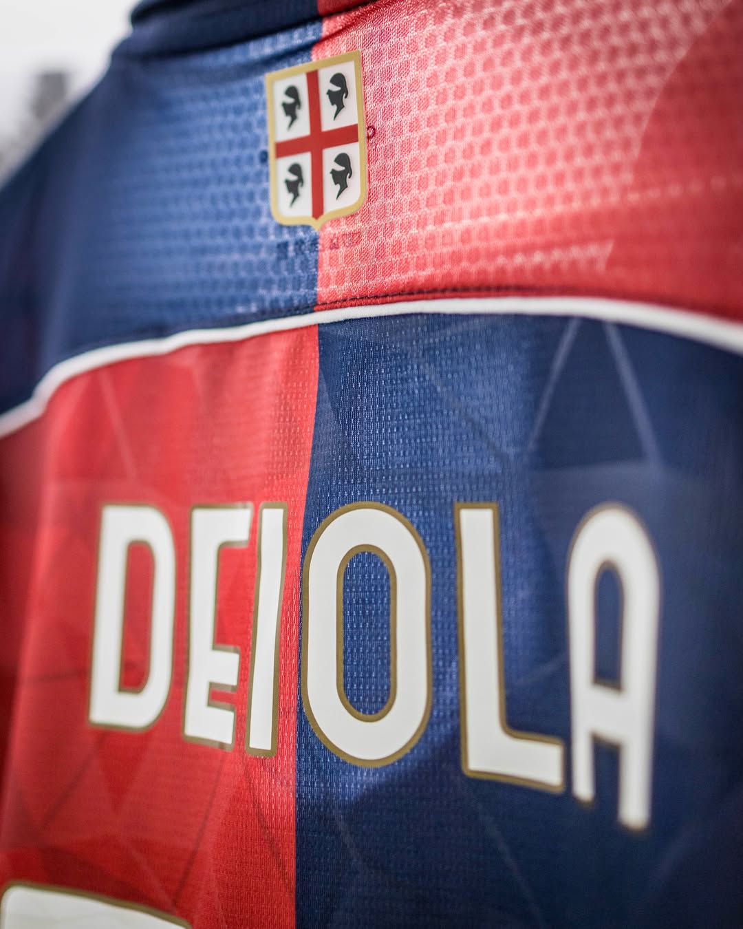 Camisa titular do Cagliari 2026-2027 EYE Sport
