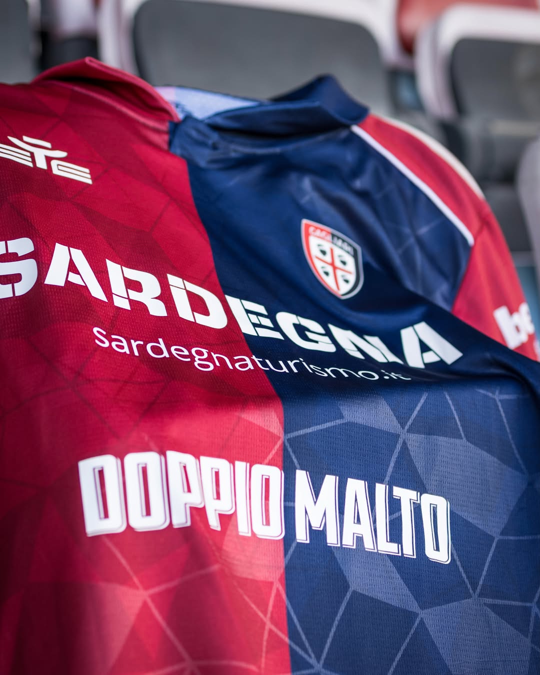Camisa titular do Cagliari 2026-2027 EYE Sport