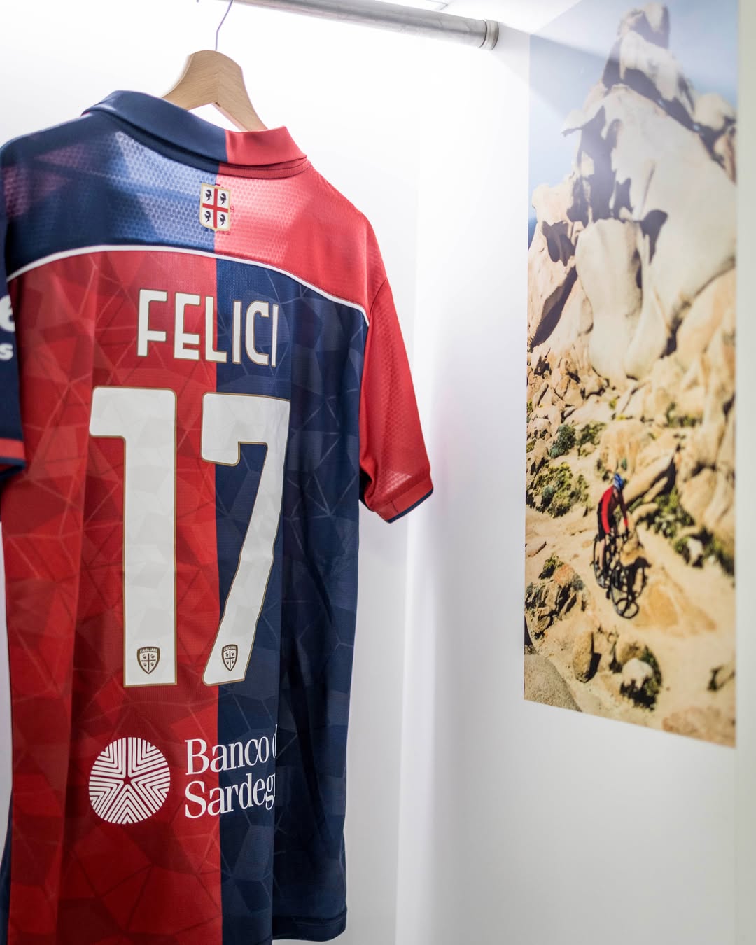 Camisa titular do Cagliari 2026-2027 EYE Sport