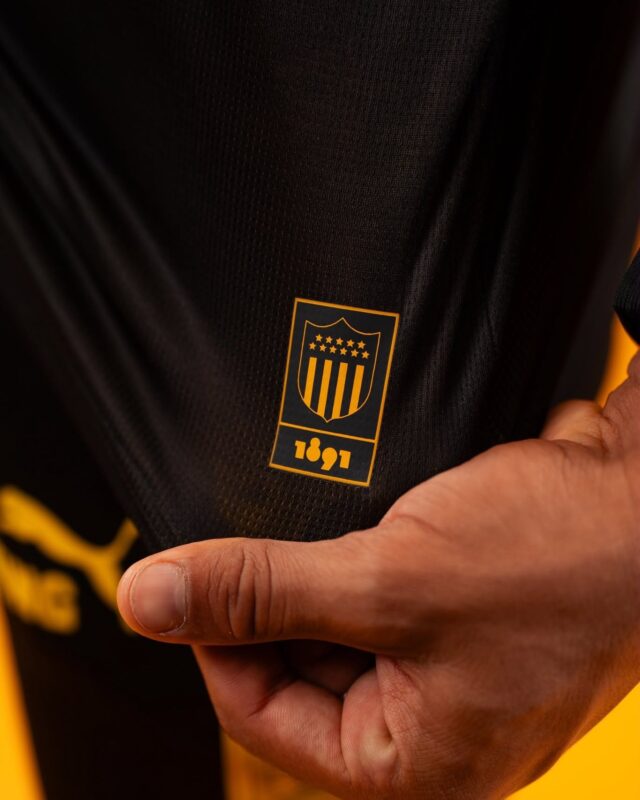 Camisa dos 135 anos do Peñarol 2026 PUMA