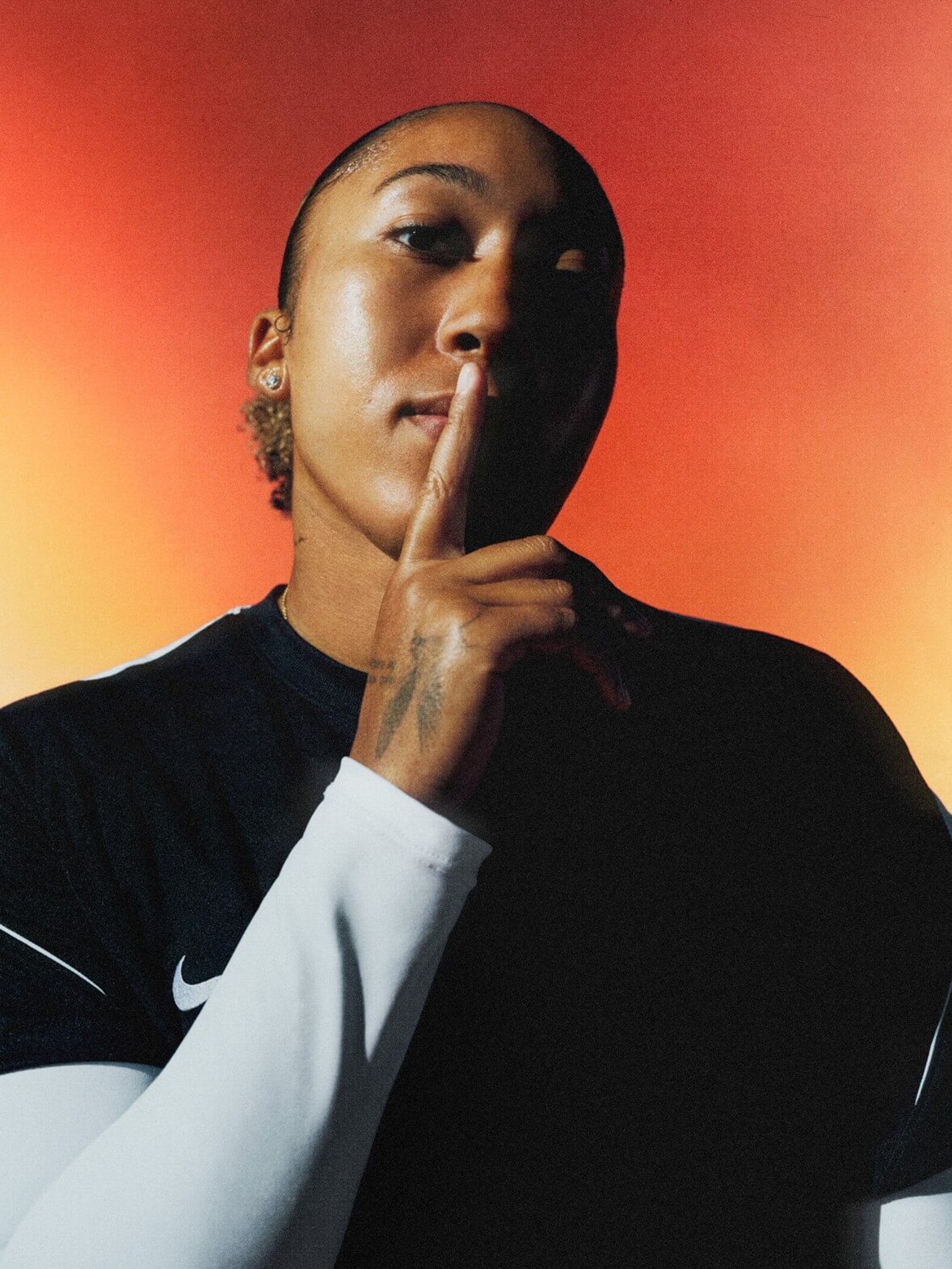 RG11JJ_HO26_SP27_United_LAUREN_JAMES_ORANGE_BACKGROUND_0213_low
