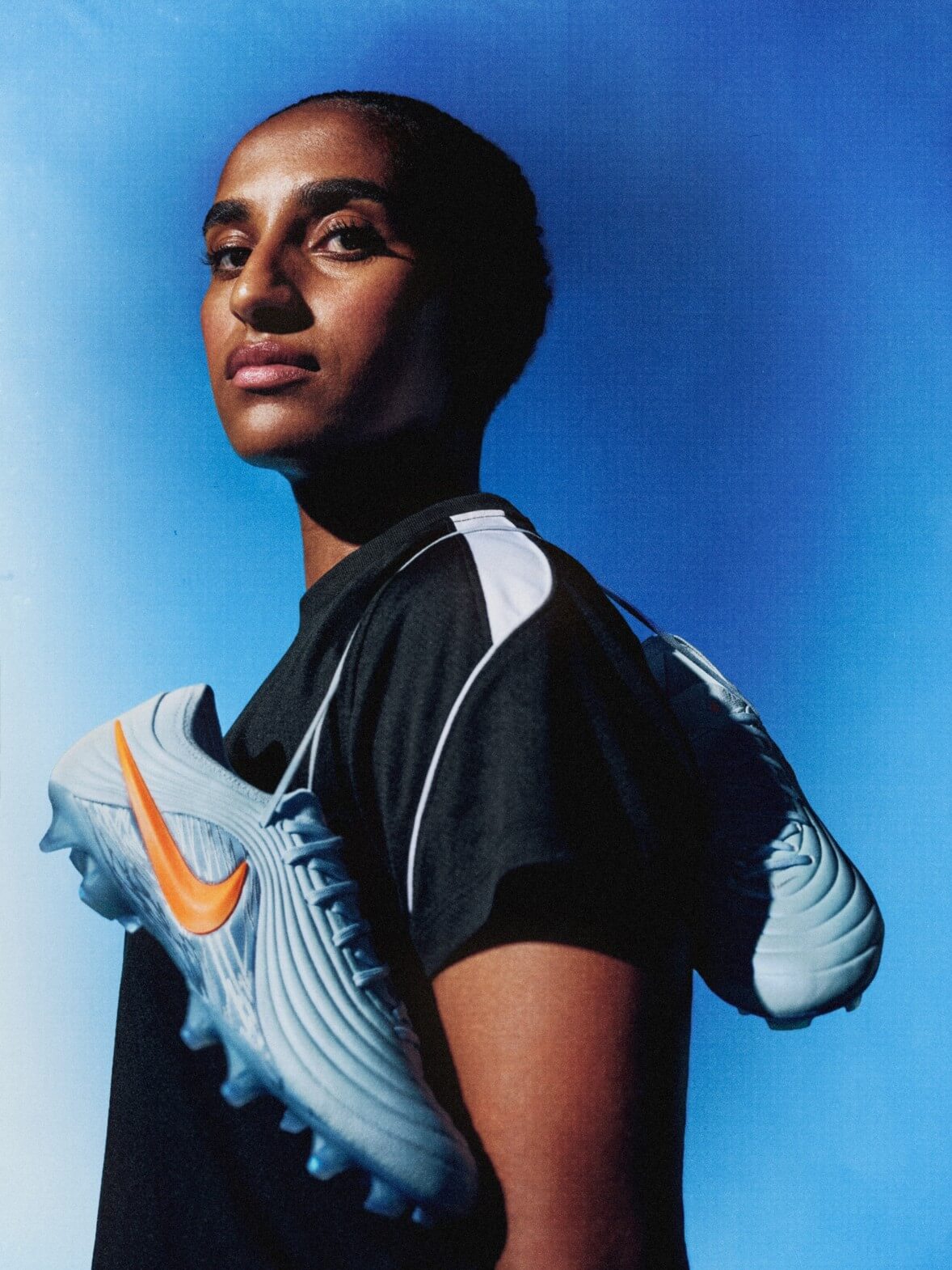 RG11JJ_HO26_SP27_United_NAOMI_GIRMA_BLUE_BACKGROUND_0060_low