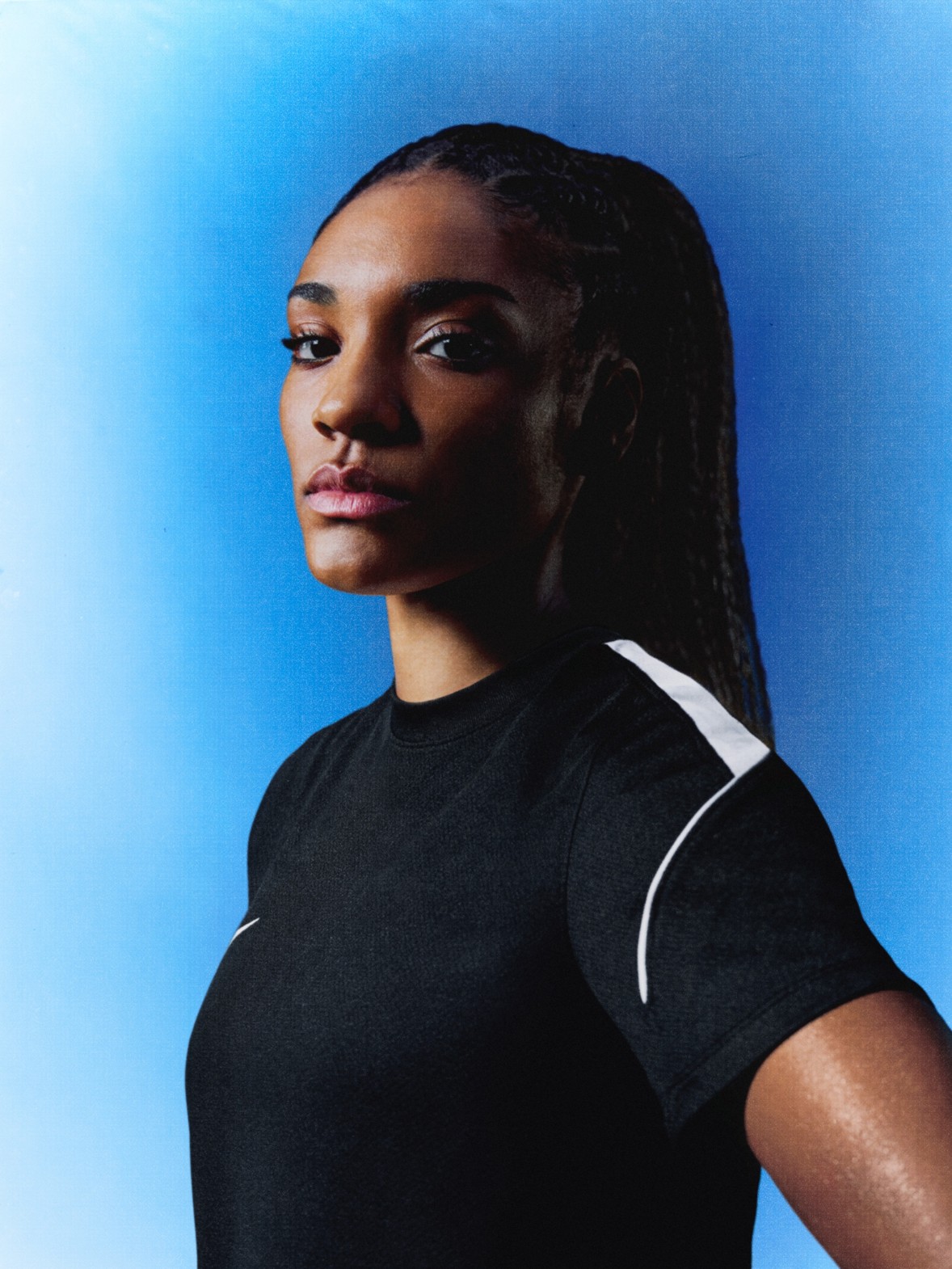 RG11GN-P01_FA24_RTP-A4A-EliteAthlete_JS_SParalluelo_Portrait_Black-0205_BlueBg_low